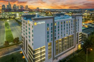 La Quinta Inn & Suites by Wyndham Nashville Downtown / Stadium